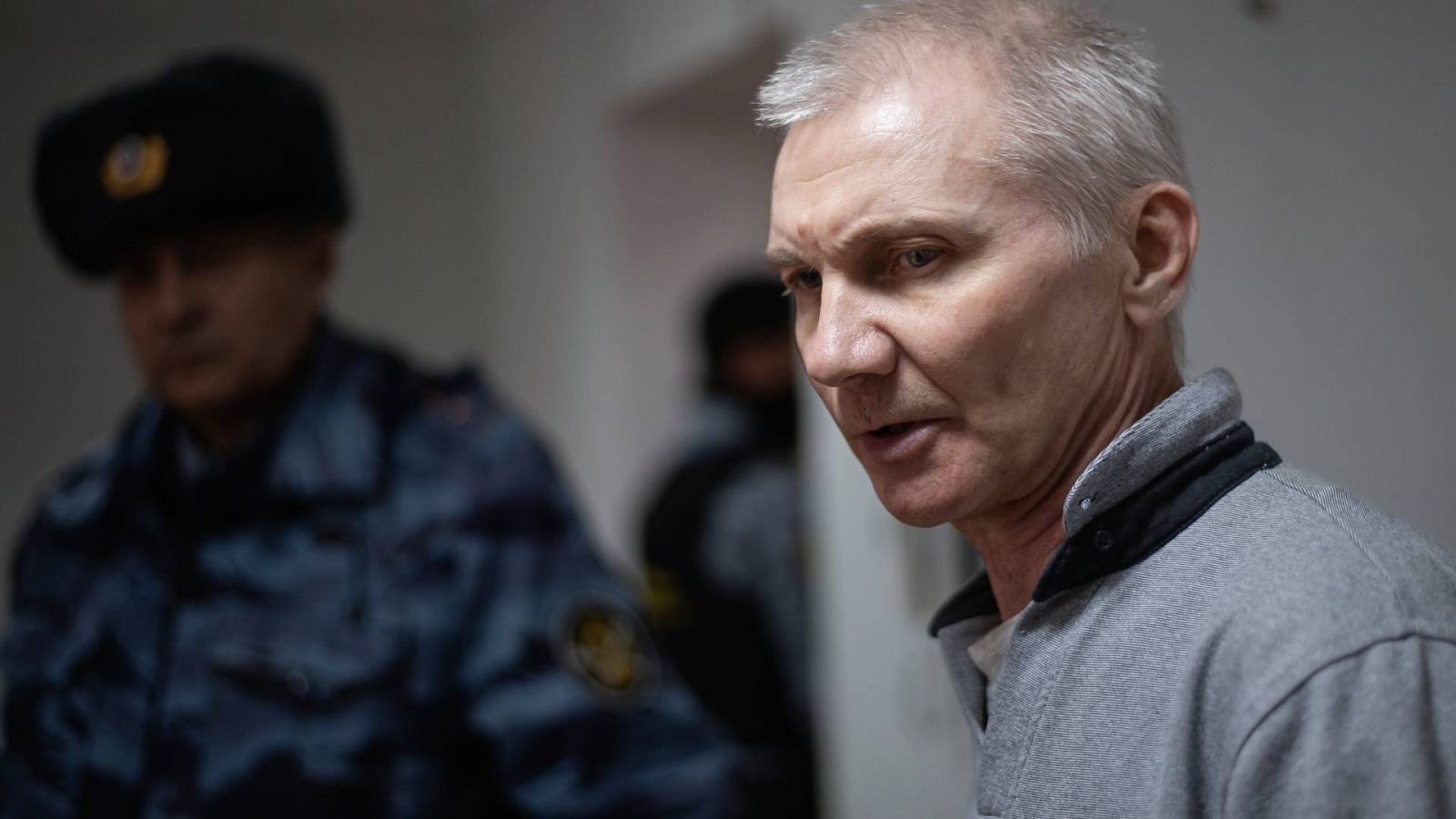 Alexei Moskalyov, el hombre condenado a dos años después de que su hija hiciera un dibujo sobre la guerra de Ucrania, en el juicio, el 27 de marzo. Fuente: AP Photo