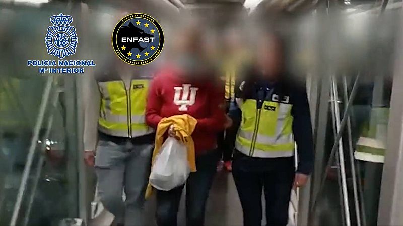 Detención en el aeropuerto de Madrid por la Policía Nacional de una fugitiva buscada en Europa desde hace una década