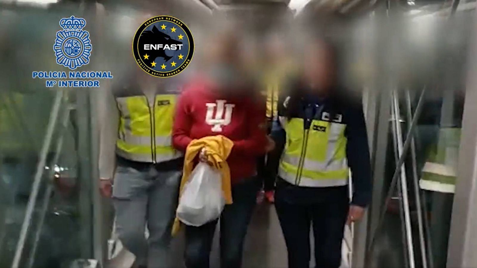 Detención en el aeropuerto de Madrid por la Policía Nacional de una fugitiva buscada en Europa desde hace una década 