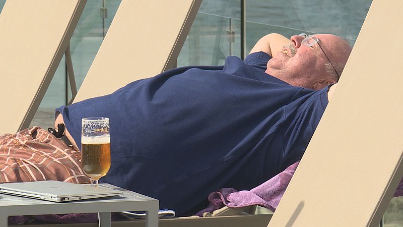 Un turista alemany gaudint d'un dia de vacances a un hotel de la Platja de Palma