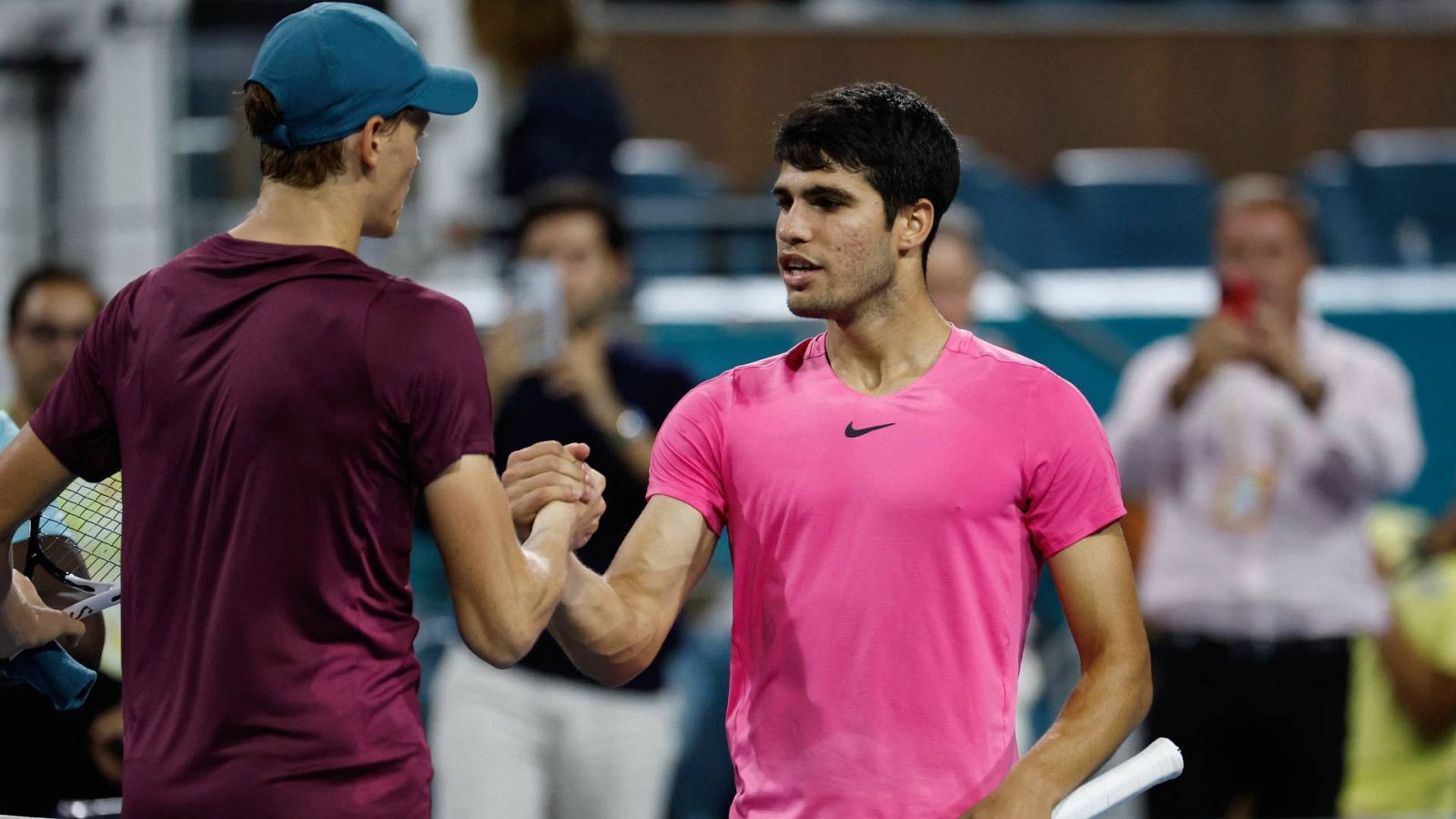 Carlos Alcaraz felicitando a Jannik Sinner tras finalizar el partido de semifinales del Open Miami 2023. 
