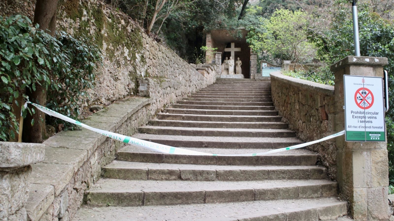 Un dels accessos que s'han tancat a la zona natural del Massís de Montserrat | ACN