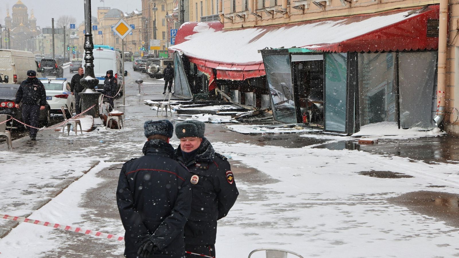 Agentes de Policía hacen guardia en el lugar de la explosión de la cafetería de San Petesburgo en la que ha muerto un conocido bloguero militar ruso