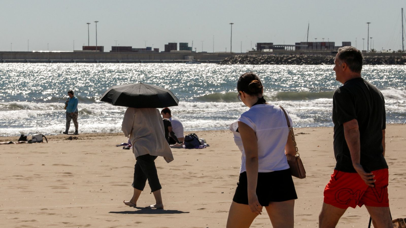 Varias personas en la playa de la Malvarrosa en Valencia