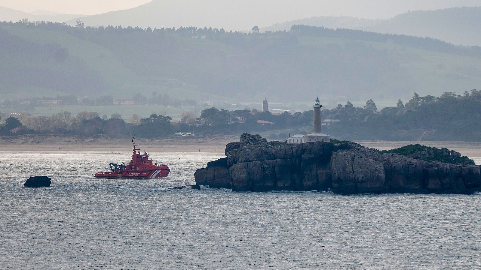 Una patrullera de Salvamento Marítimo continúa este martes con la búsqueda del marinero  bordeando la costa