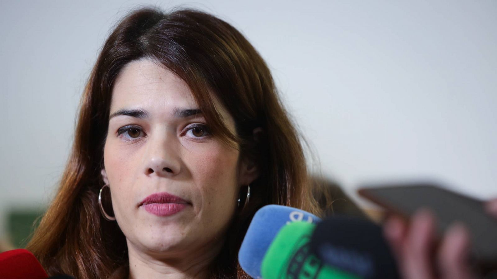 Isabel Serra atiende a los medios de comunicación, tras su reunión con el colectivo 'kellys'