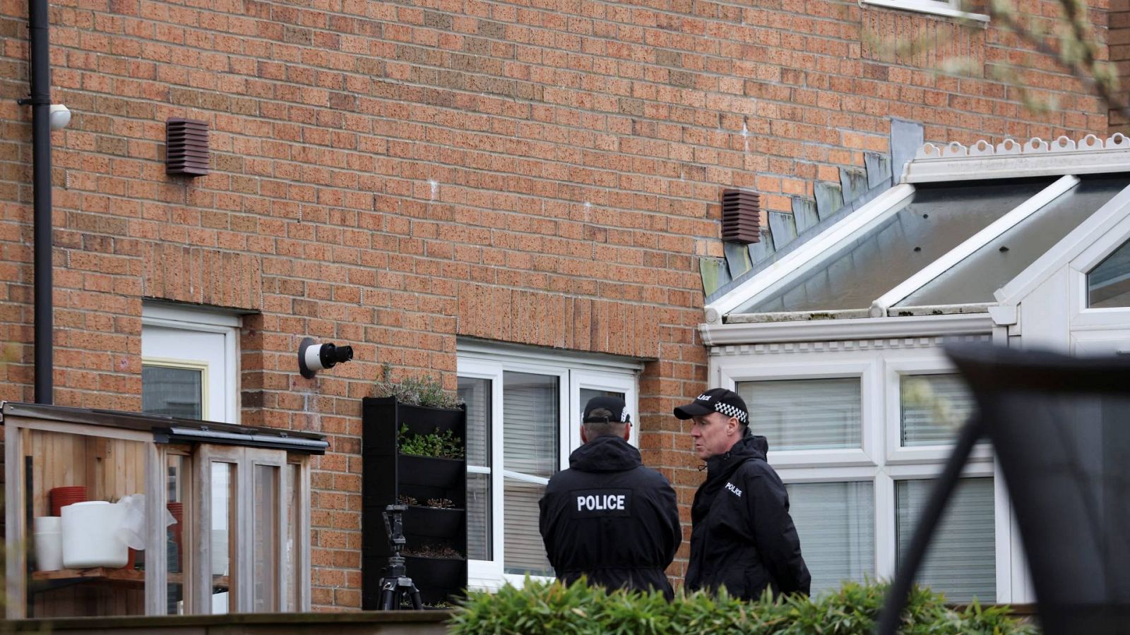 Agentes de policía frente a la casa del exdirector ejecutivo del SNP, Peter Murrell, en Glasgow