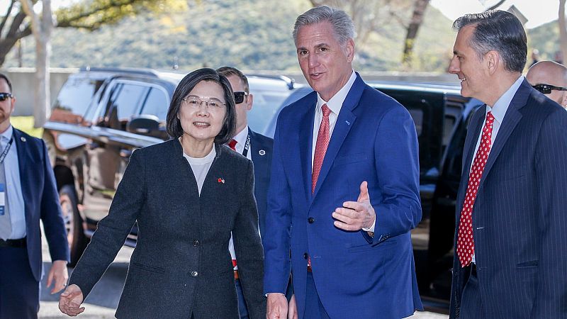 El republicano Kevin McCarthy (segundo por la derecha), da la bienvenida a la presidenta de Taiwán, Tsai Ing-wen