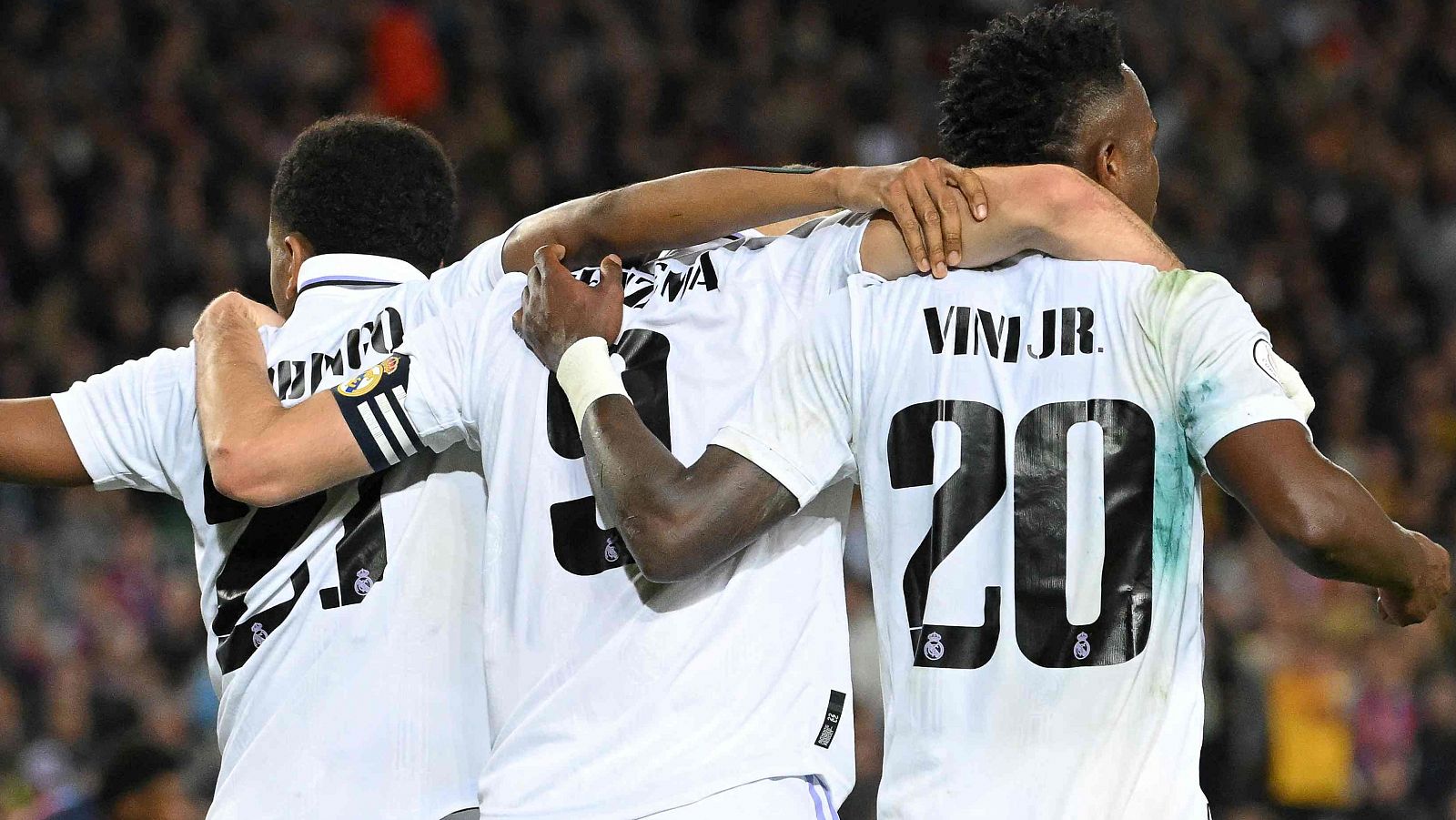 Rodrygo, Benzema y Vinicius celebran la goleada blanca en el Camp Nou.