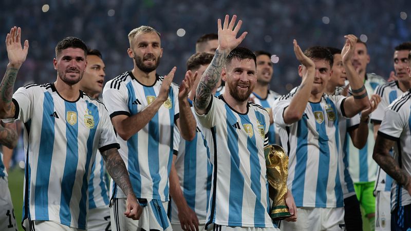 Argentina muestra la Copa del Mundo a la afición