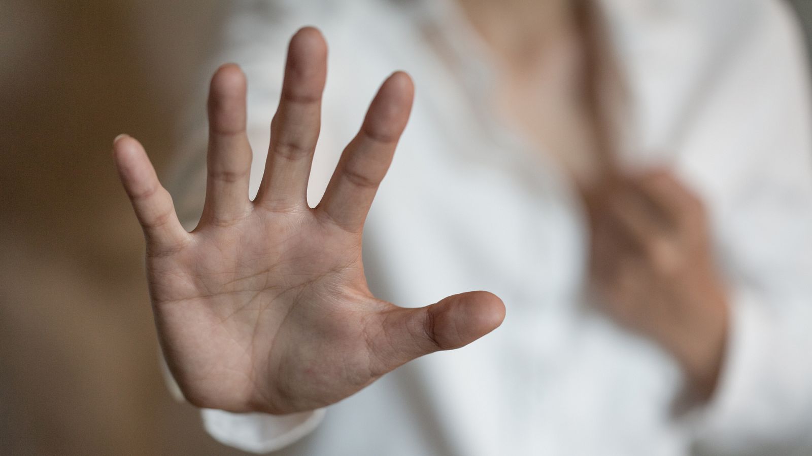 Una mujer levanta la mano en un gesto contra la violencia machista