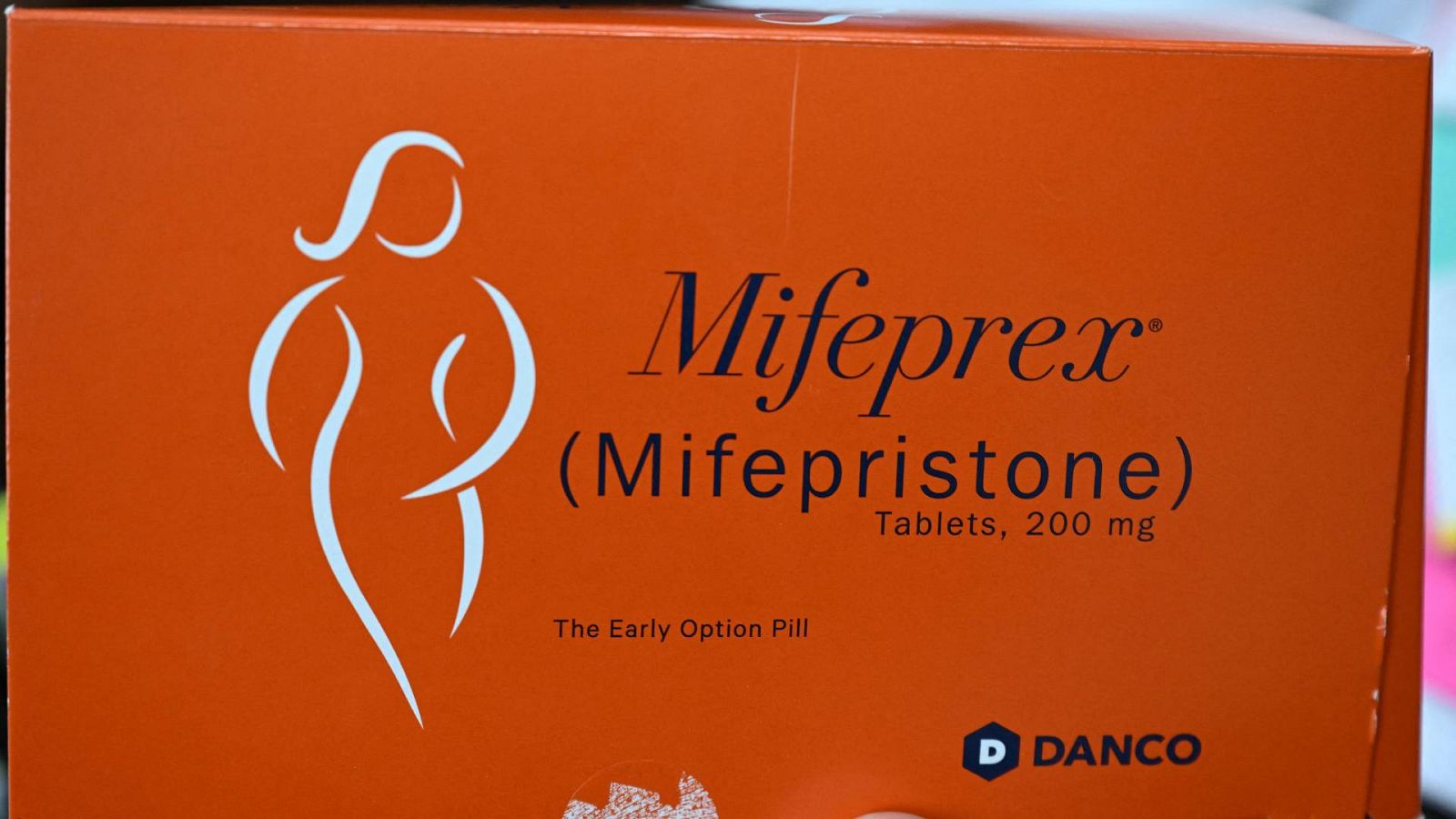 Una caja de la píldora abortiva mifespristona.
