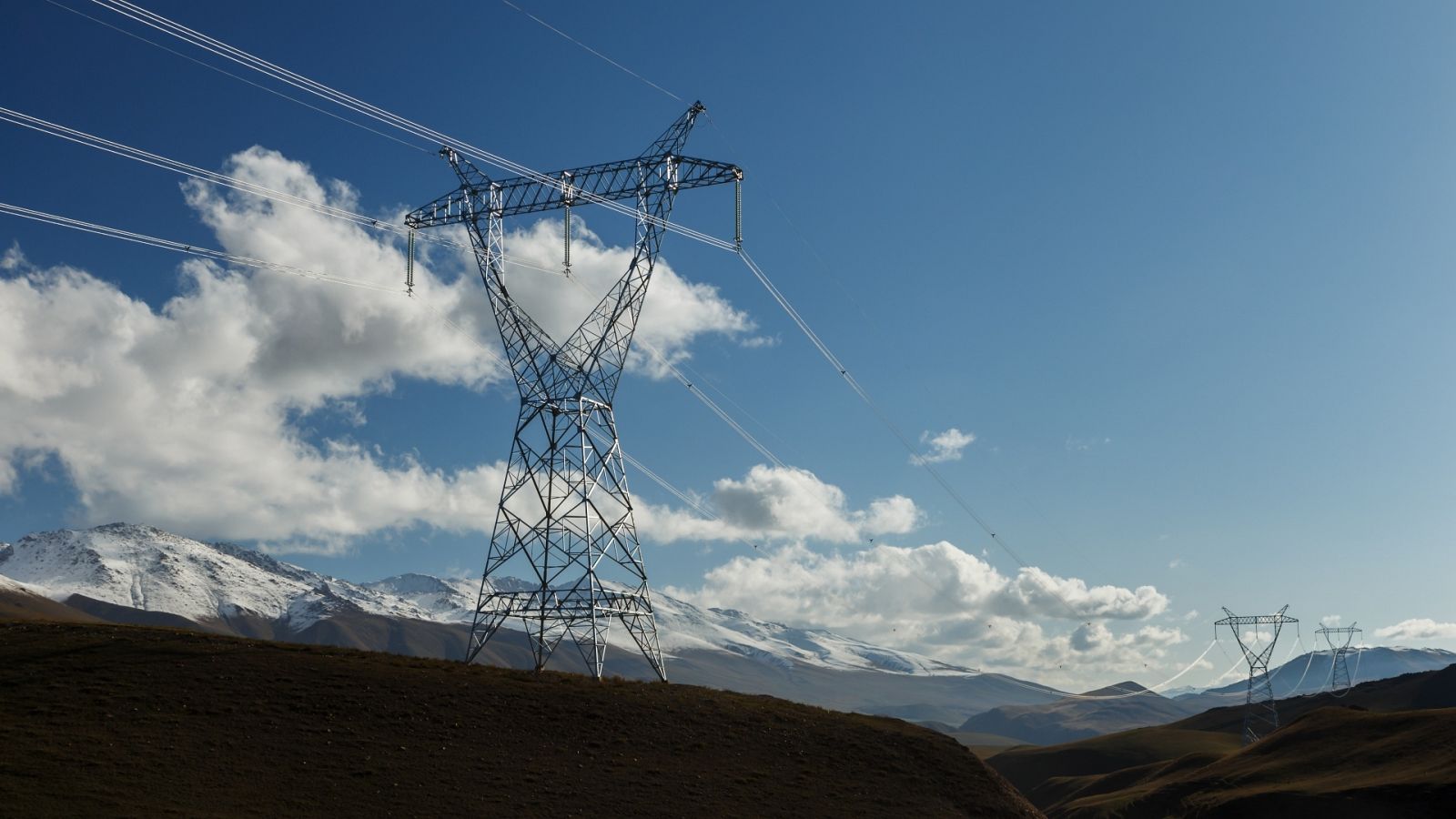 Línea eléctrica en las montañas