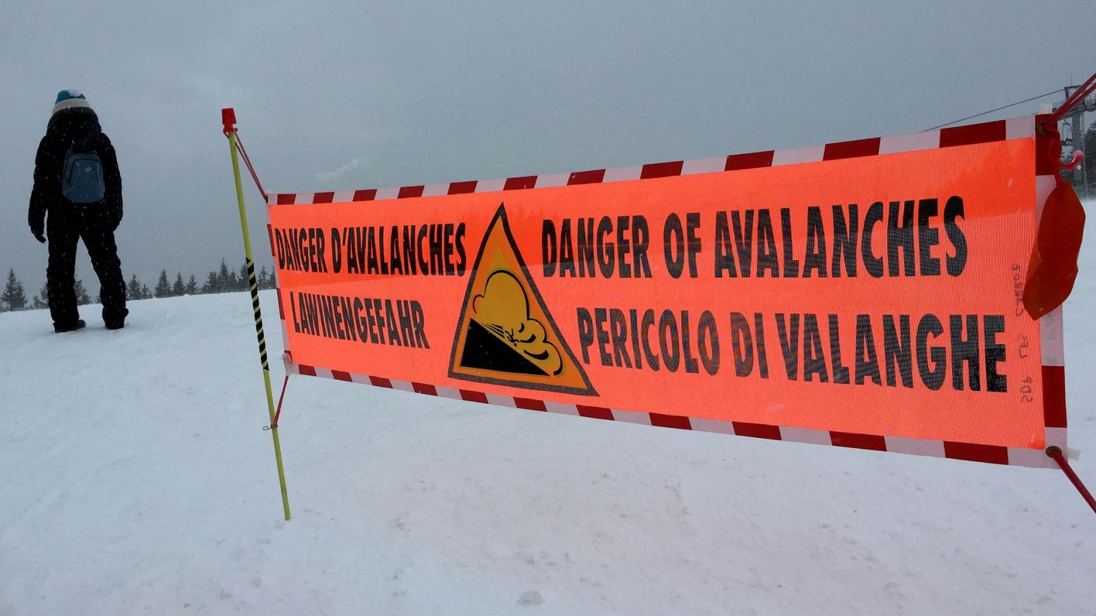 Un cartel alerta del riesgo de avalanchas