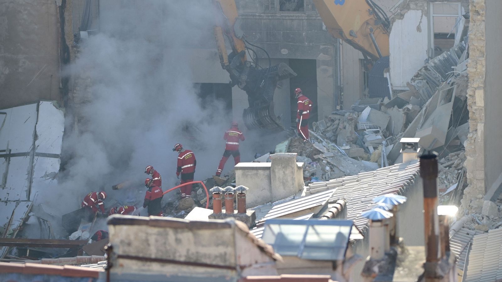 Los bomberos buscan supervivientes entre los restos del edificio derrumbado en Marsella