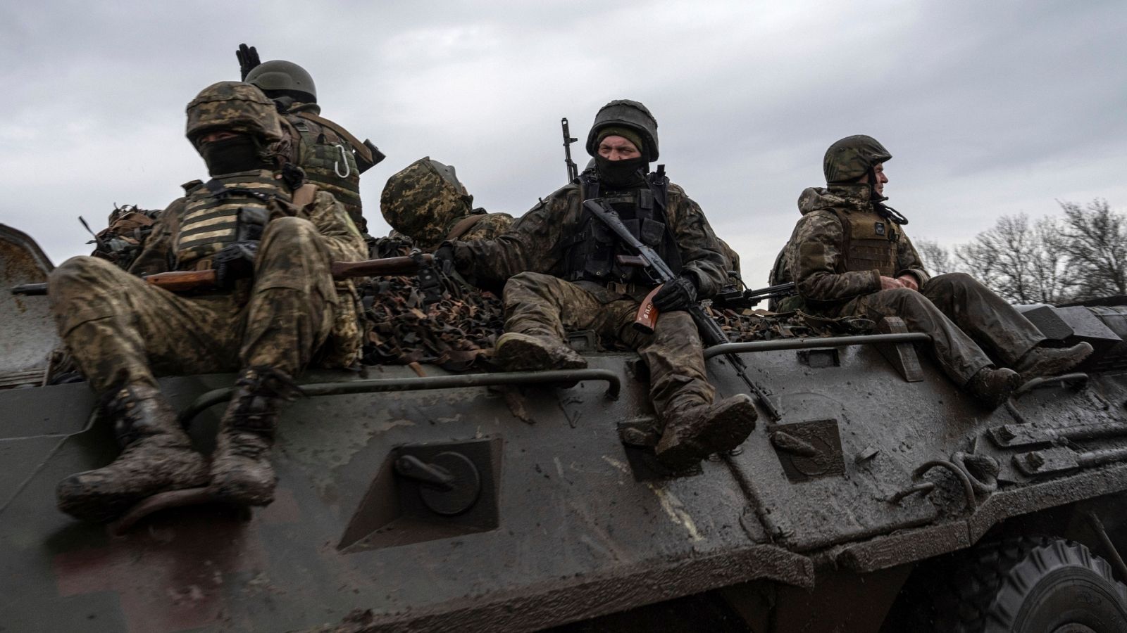 Un vehículo militar con soldados ucranianos, cerca de Vugledar.