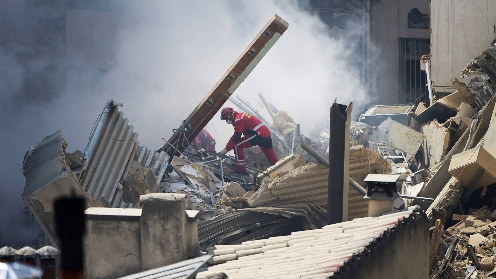 Los bomberos trabajan en los escombros del edificio derrumbado en el centro de Marsella