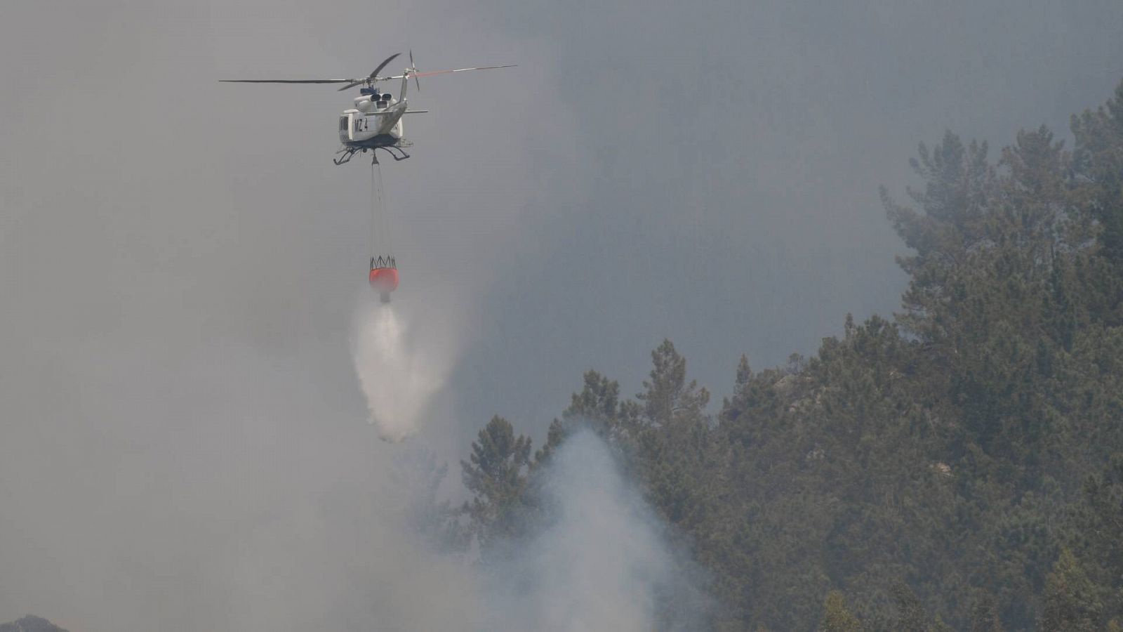 La UME se ha incorporado con 60 efectivos y 23 vehículos a las tareas de extinción del incendio declarado en Las Regueras, Oviedo