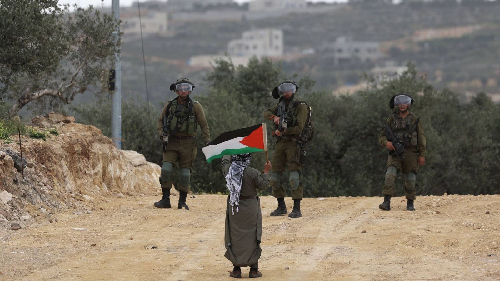 Un palestino se enfrenta a los soldados israelíes durante una protesta en la aldea en la Cisjordania ocupada