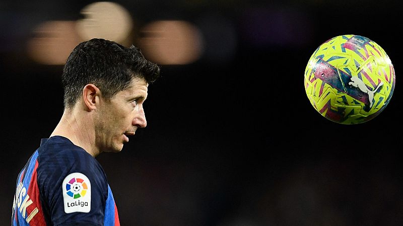 Robert Lewandowski mira fijamente a la pelota