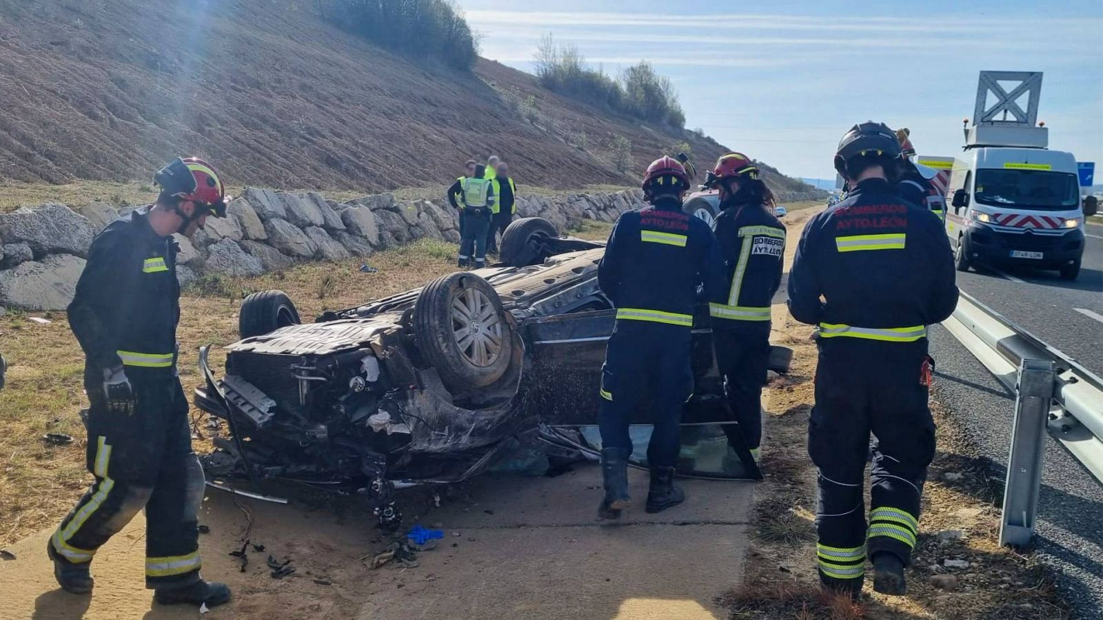 Bomberos en el lugar del accidente en el kilómetro 126 de la A-60, en Valdefresno (León)