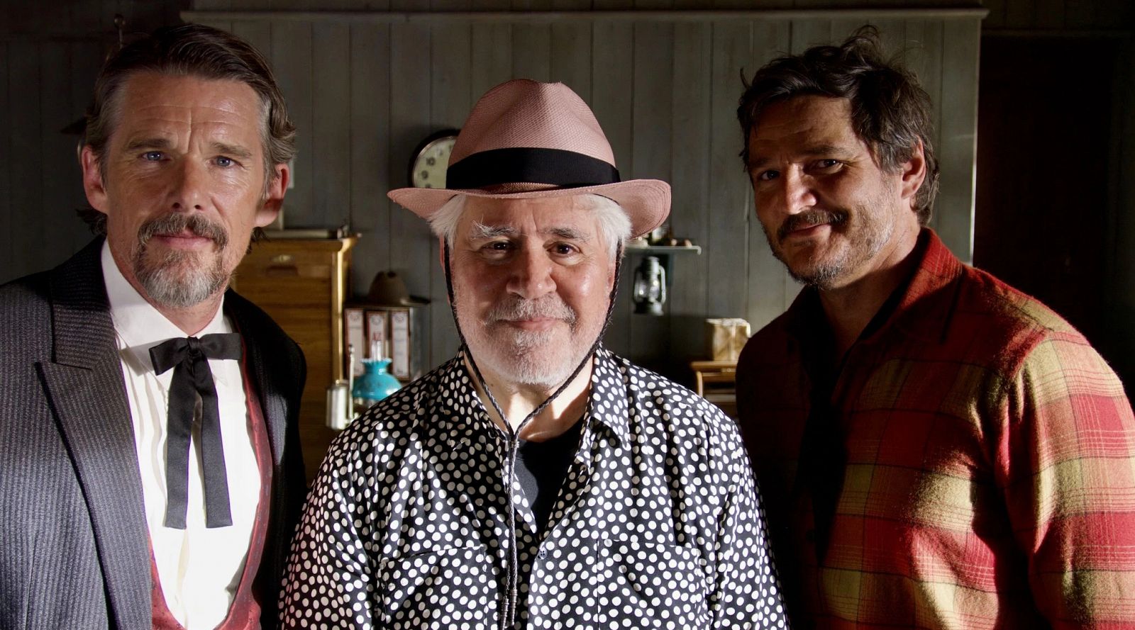 Ethan Hawke, Pedro Almodóvar y Pedro Pascal, en el rodaje de 'Extraña forma de vida'.