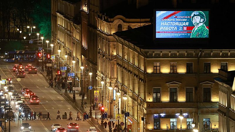 Un cartel que invita a alistarse al Ejército ruso en San Petesburgo.