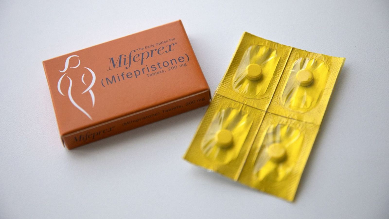 Una caja de la píldora abortiva mifepristona.