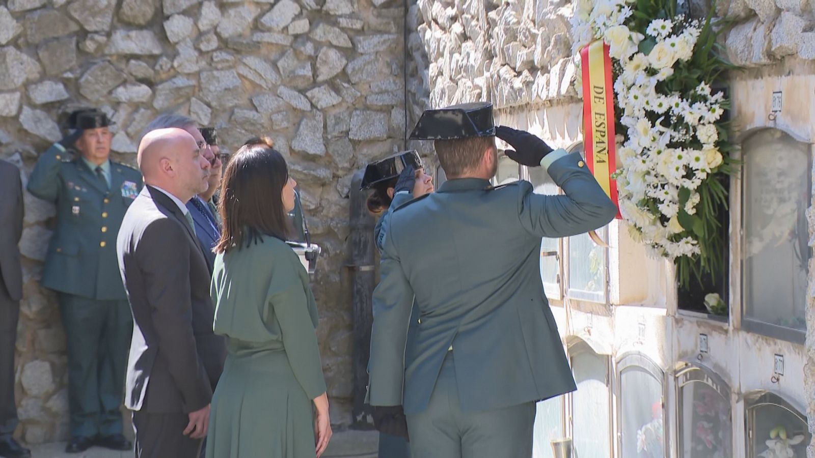 Ofrena floral a la tomba del general de la Guàrdia Civil, Antonio Escobar, a Montjuïc