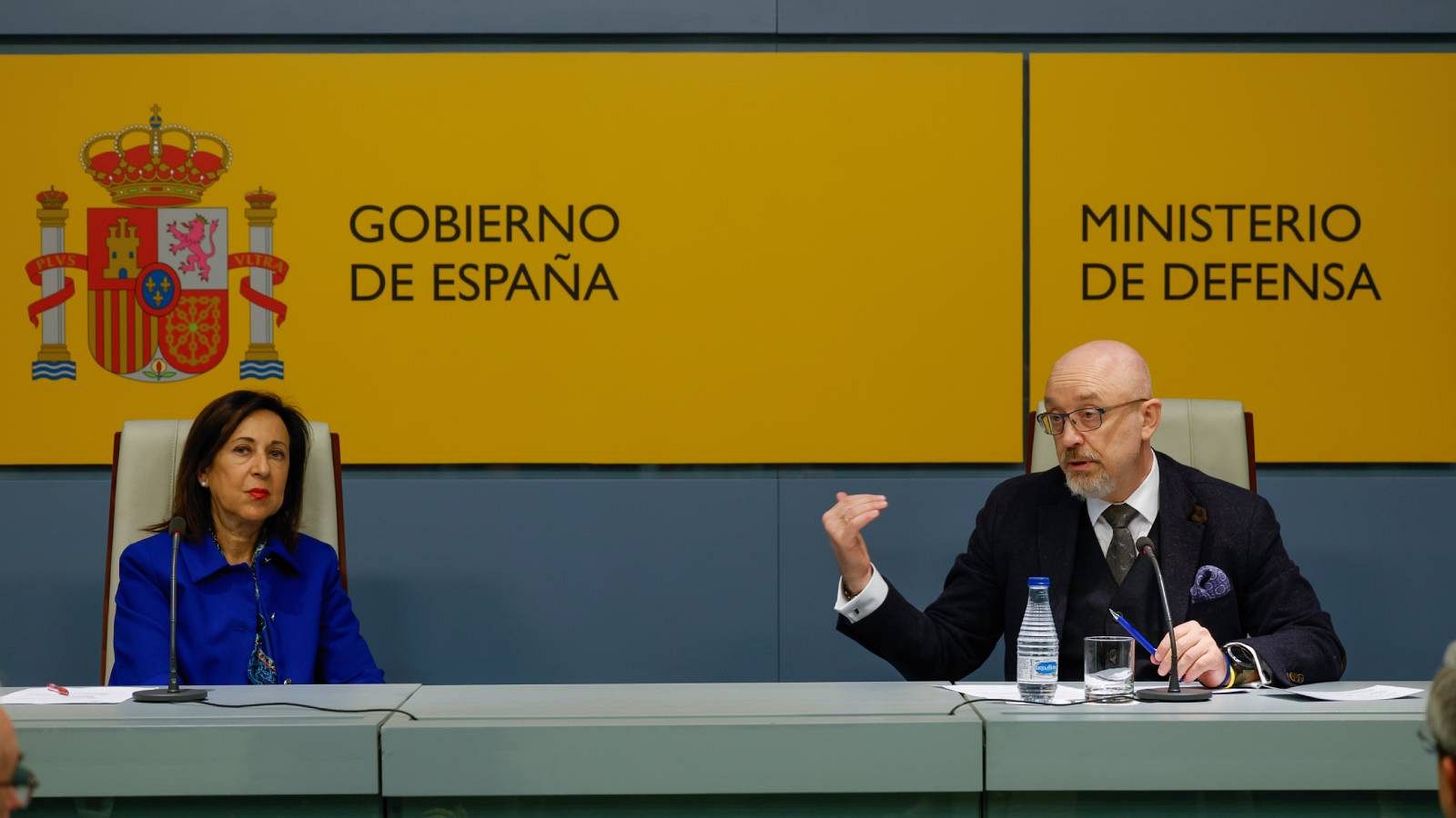 La ministra de Defensa, Margarita Robles, y el ministro ucraniano de Defensa, Oleksii Reznikov.