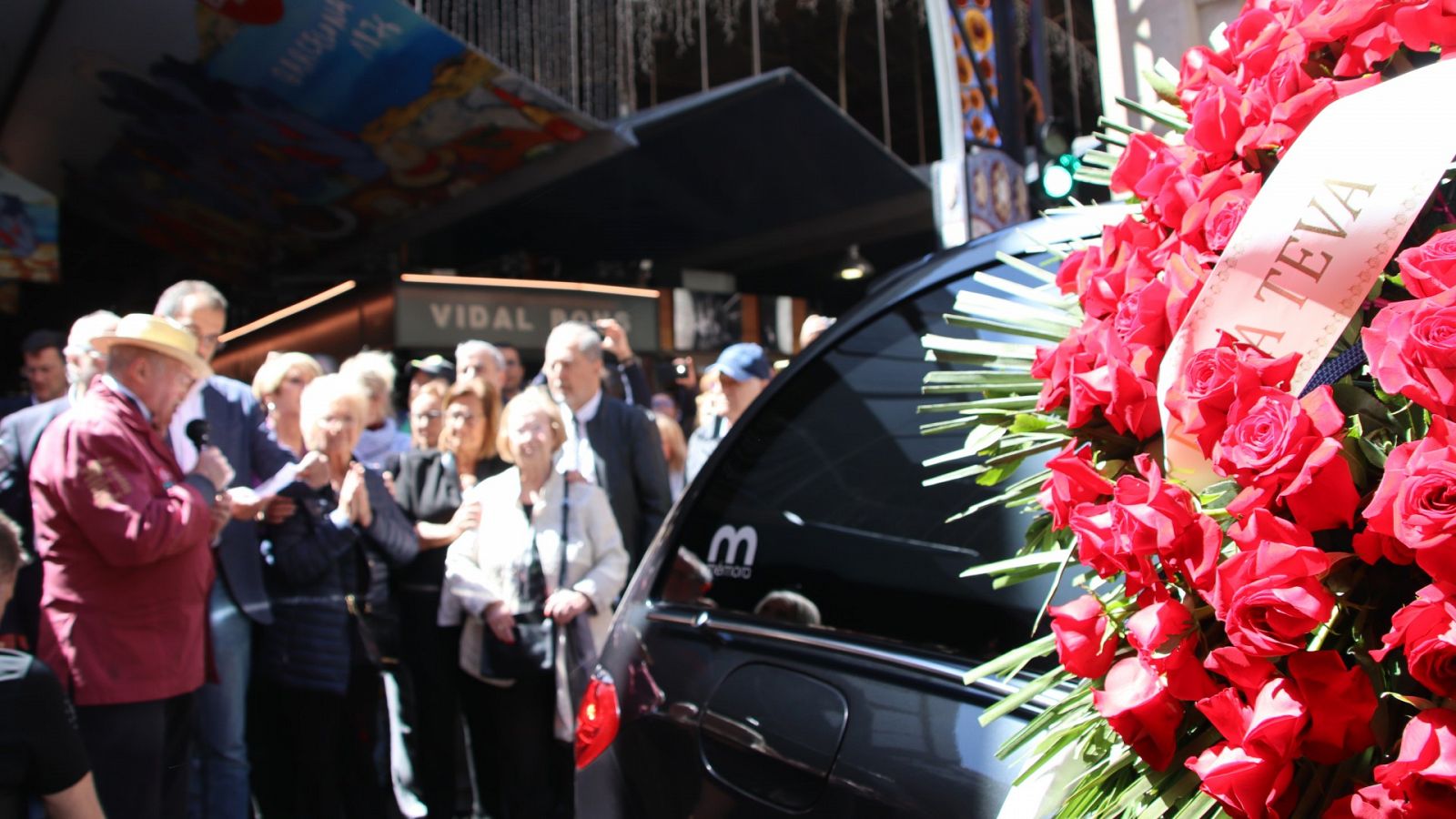 Joan Bayén, 'Pinotxo', va rebre un emotiu comiat ahir dijous a les portes del Mercat de la Boqueria