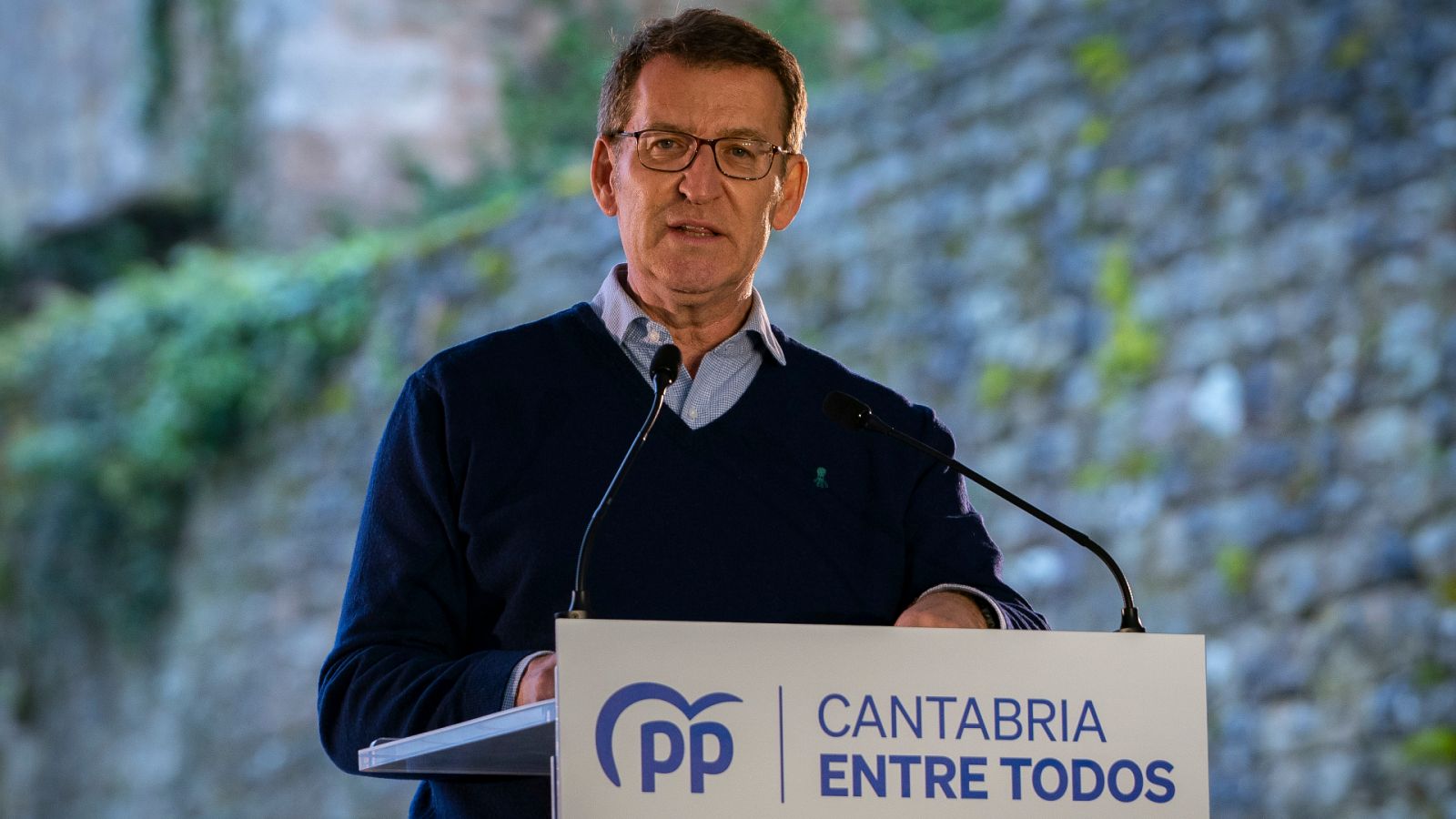 El presidente del PP, Alberto Núñez Feijóo, interviene un acto del PP de Cantabria en Vega de Pas