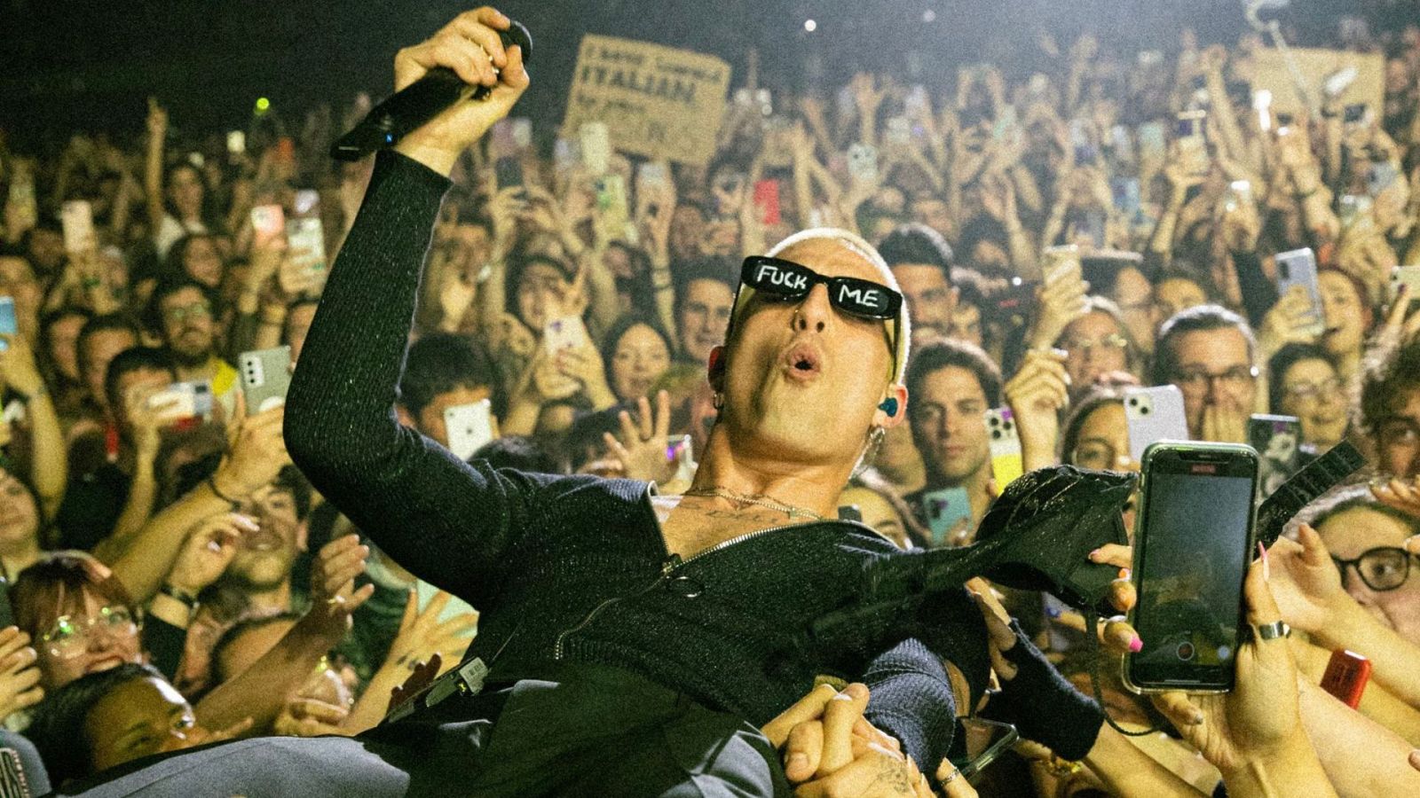 Måneskin, ni callados ni tranquilos, 'rockean' Barcelona a golpe de 'glam': así ha sido su concierto