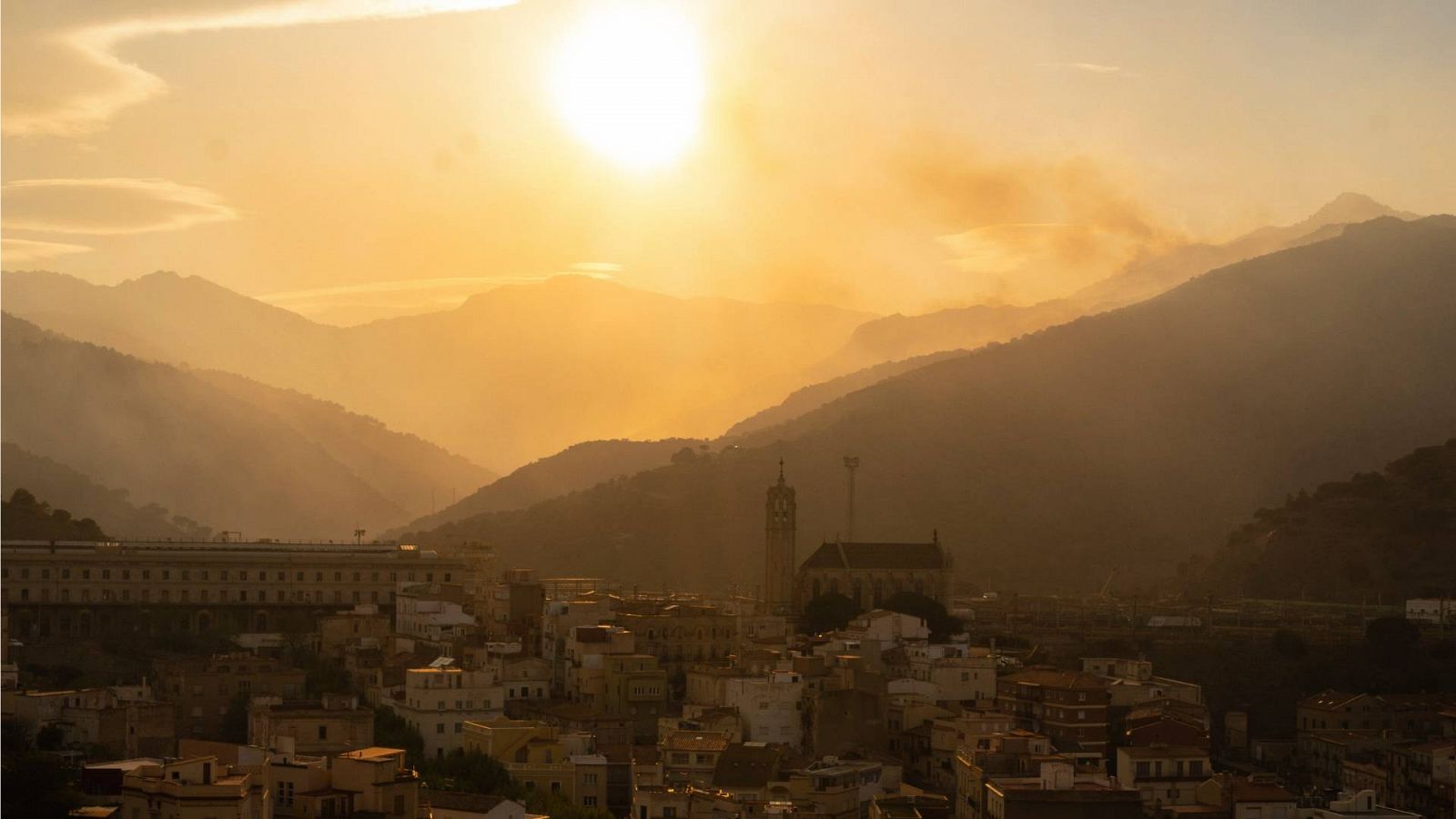 Llamas del incendio forestal declarado entre las localidades francesas de Cerbère y Banyuls-sur-Mer, que ya ha entrado en Cataluña por Portbou