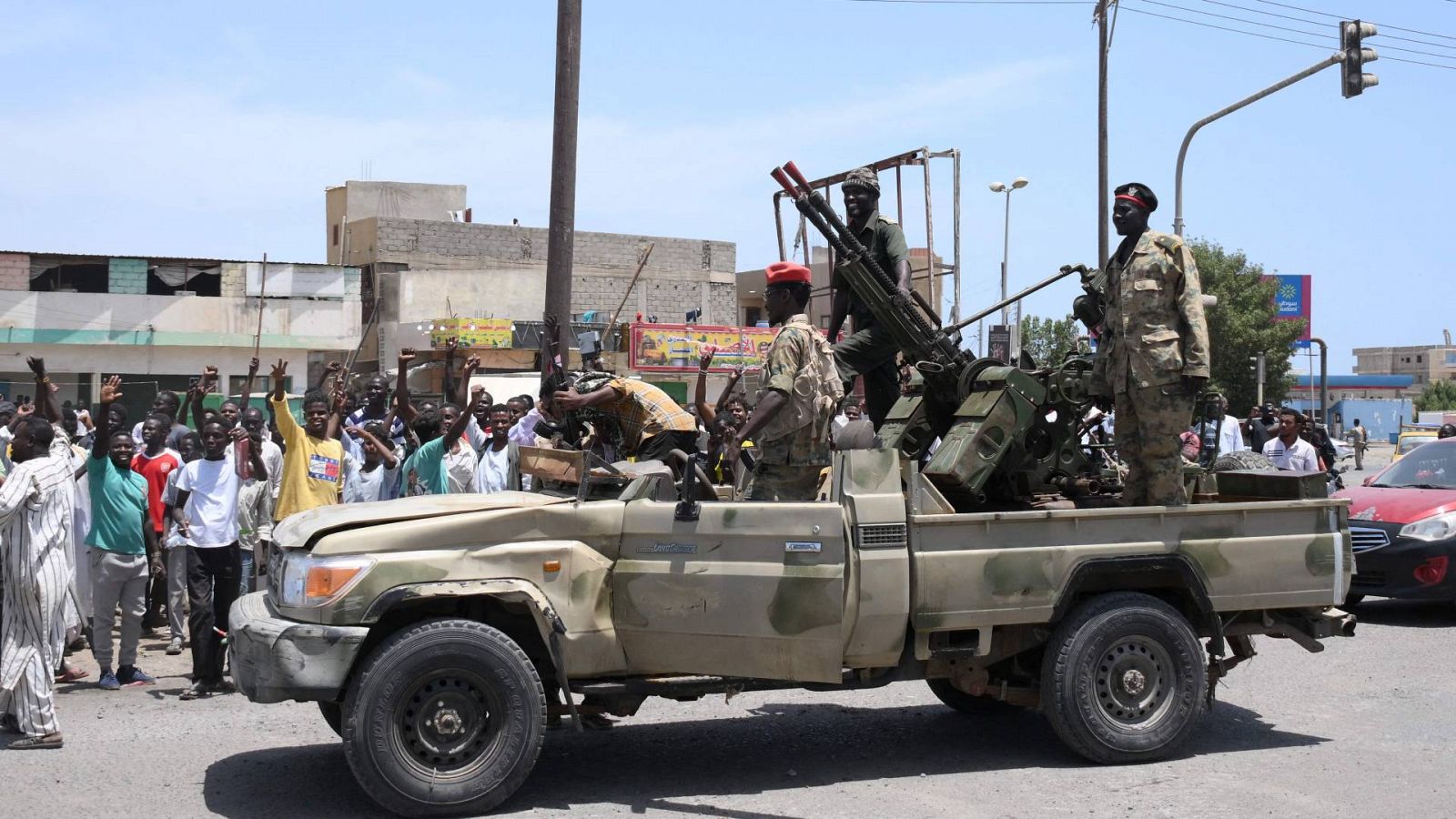 La multitud anima a los soldados del Ejército regular sudanés en Port Sudan, en Sudán, el 16 de abril de 2023. Afp