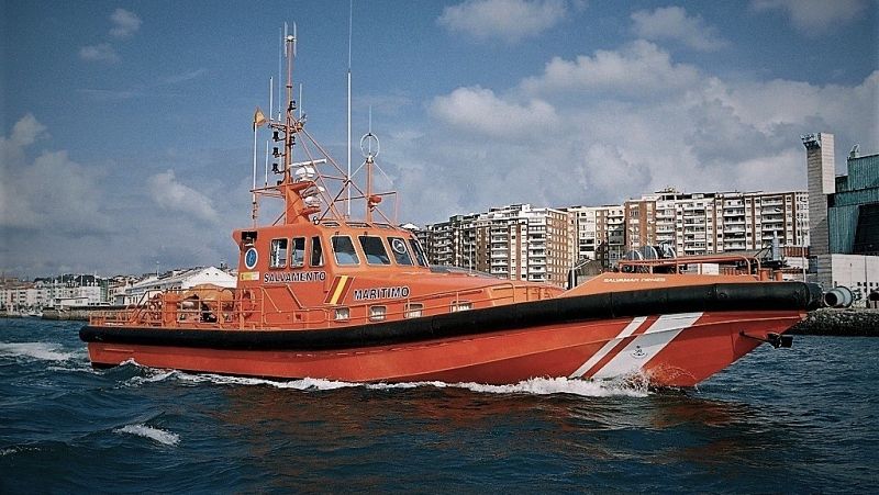 Salvamar Deneb de Salvamento Marítimo, que participa en la búsqueda del tripulante desaparecido 'Vilaboa Uno'