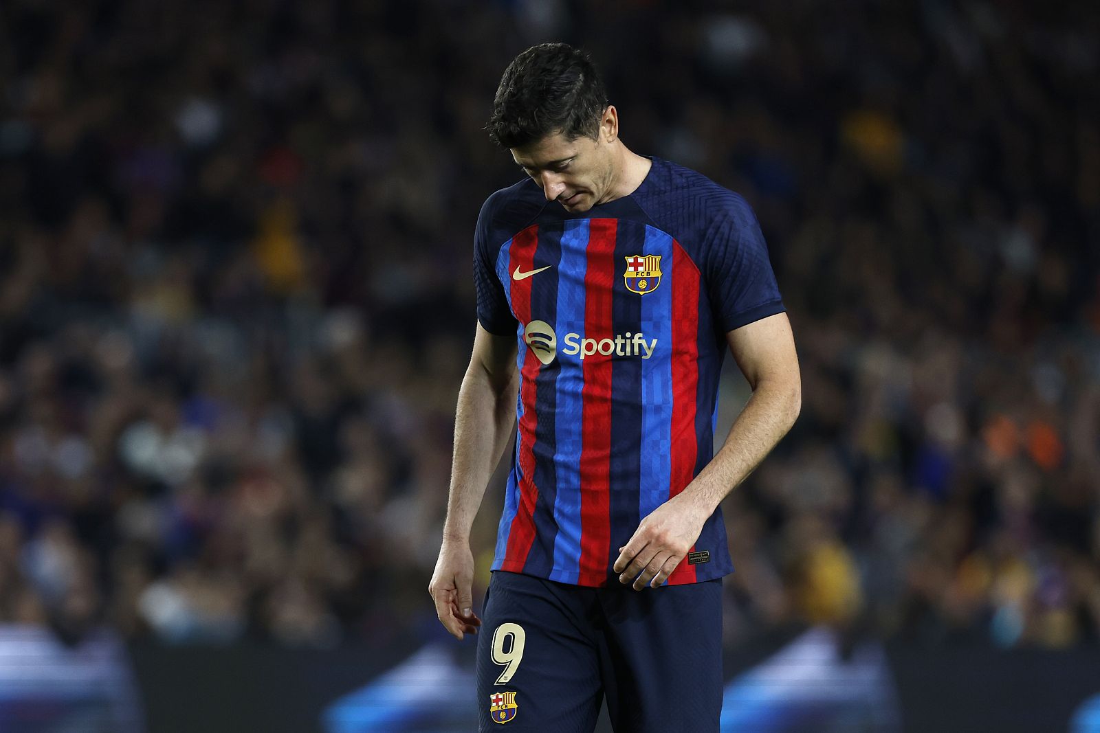 El delantero del FC Barcelona, Robert Lewandowski, con la cabeza agachada tras fallar un gol