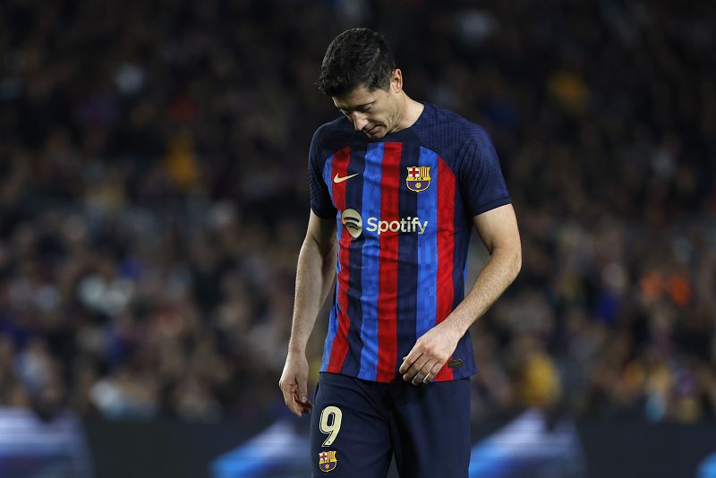 El delantero del FC Barcelona, Robert Lewandowski, con la cabeza agachada tras fallar un gol