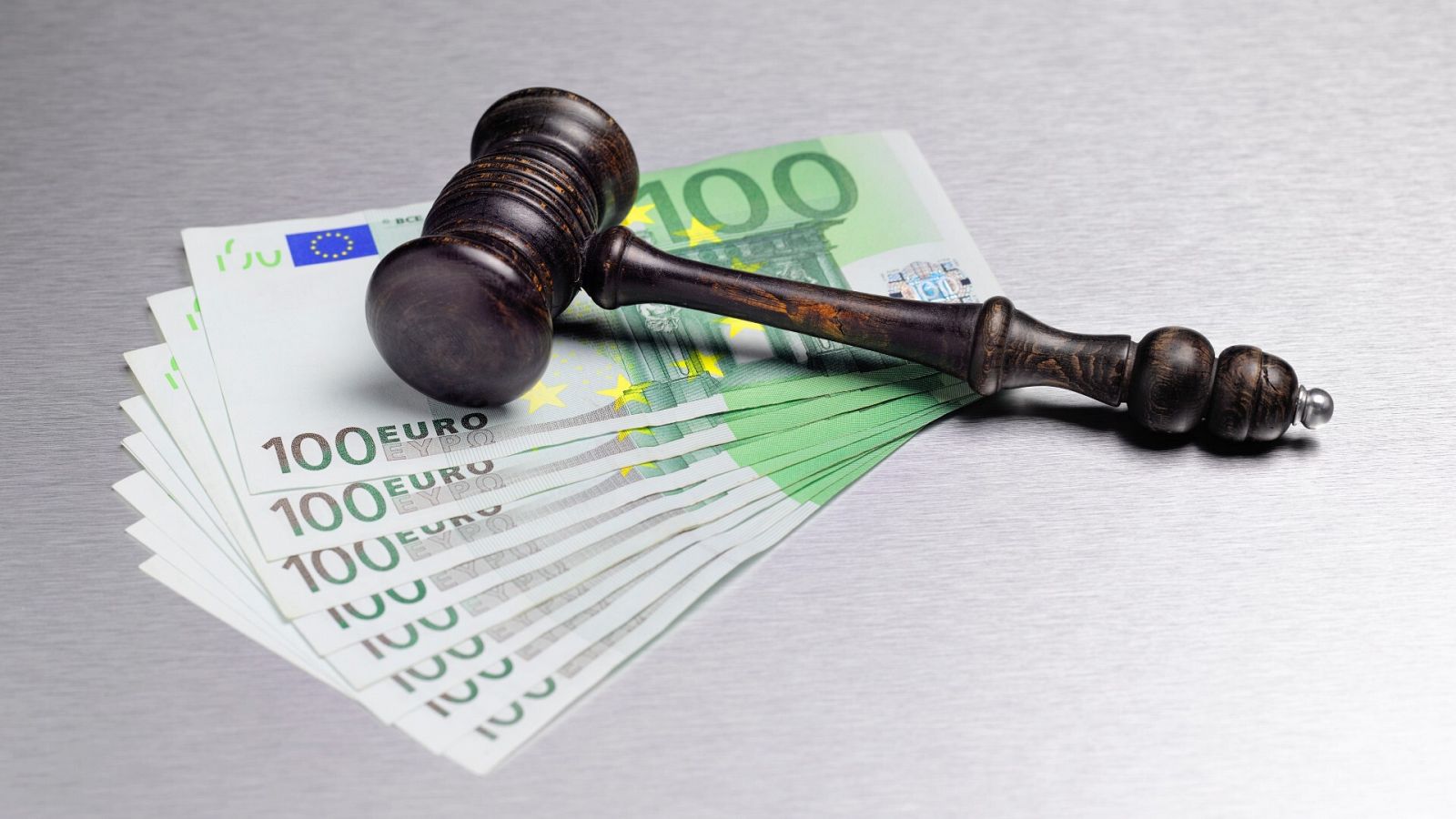 Un mazo de juez sobre varios billetes de 100 euros