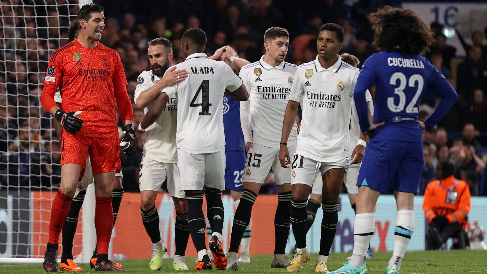 Chelsea - Real Madrid: Courtois celebra la parada ante Cucurella