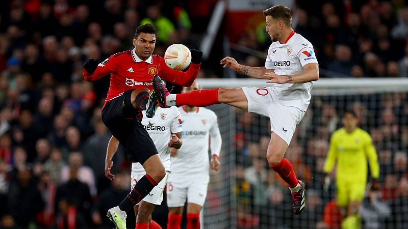 Casemiro, del Manchester United, y Rakitic, del Sevilla, pugnan por un balón.