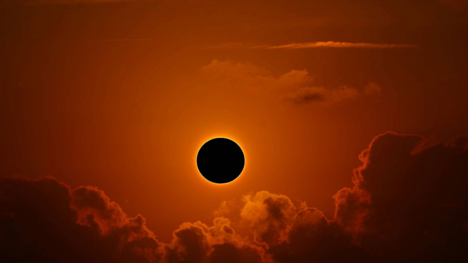 Imagen de archivo de un eclipse solar durante una puesta de sol