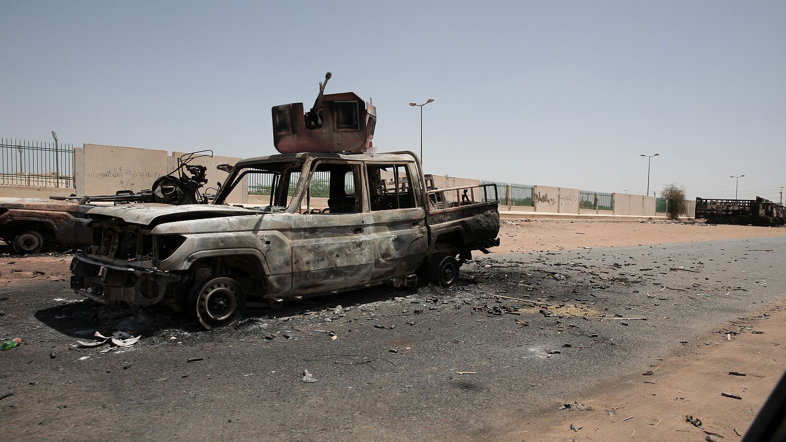 Un vehículo militar destruido en el sur de Jartum, Sudán