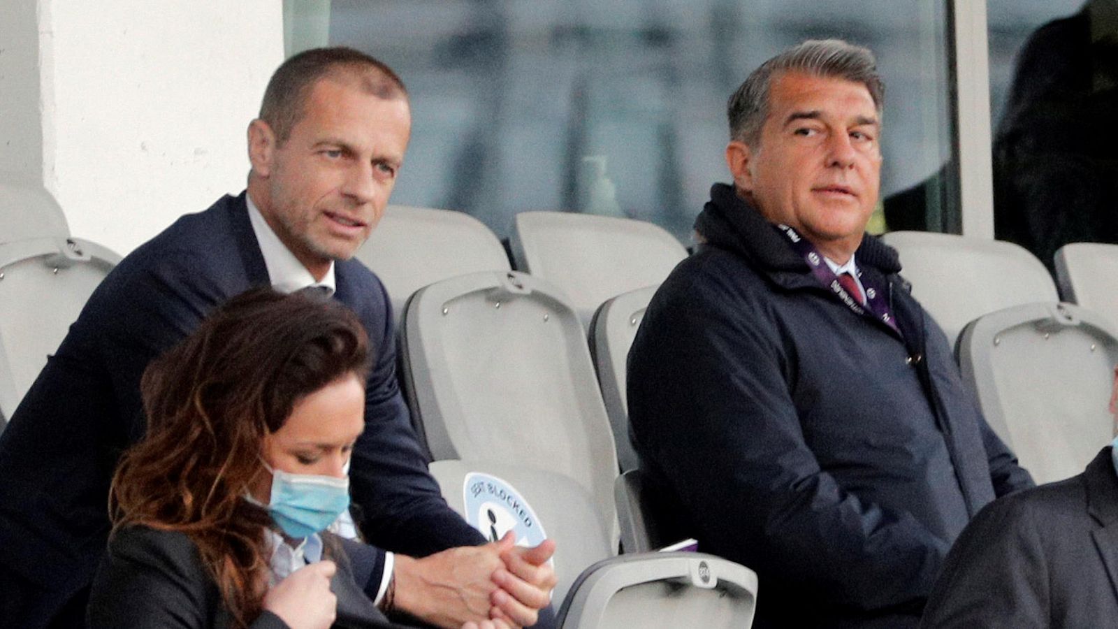 El presidente de la UEFA, Aleksander Ceferin (i), y el presidente del FC Barcelona, Joan Laporta, en un estadio en 2021