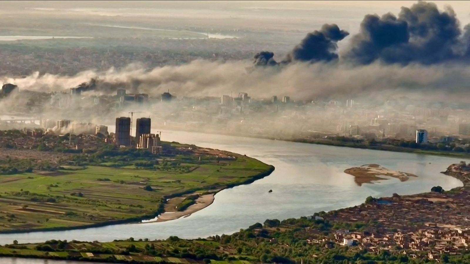  Esta imagen muestra una vista aérea del humo negro que cubre el cielo de la capital, Jartum