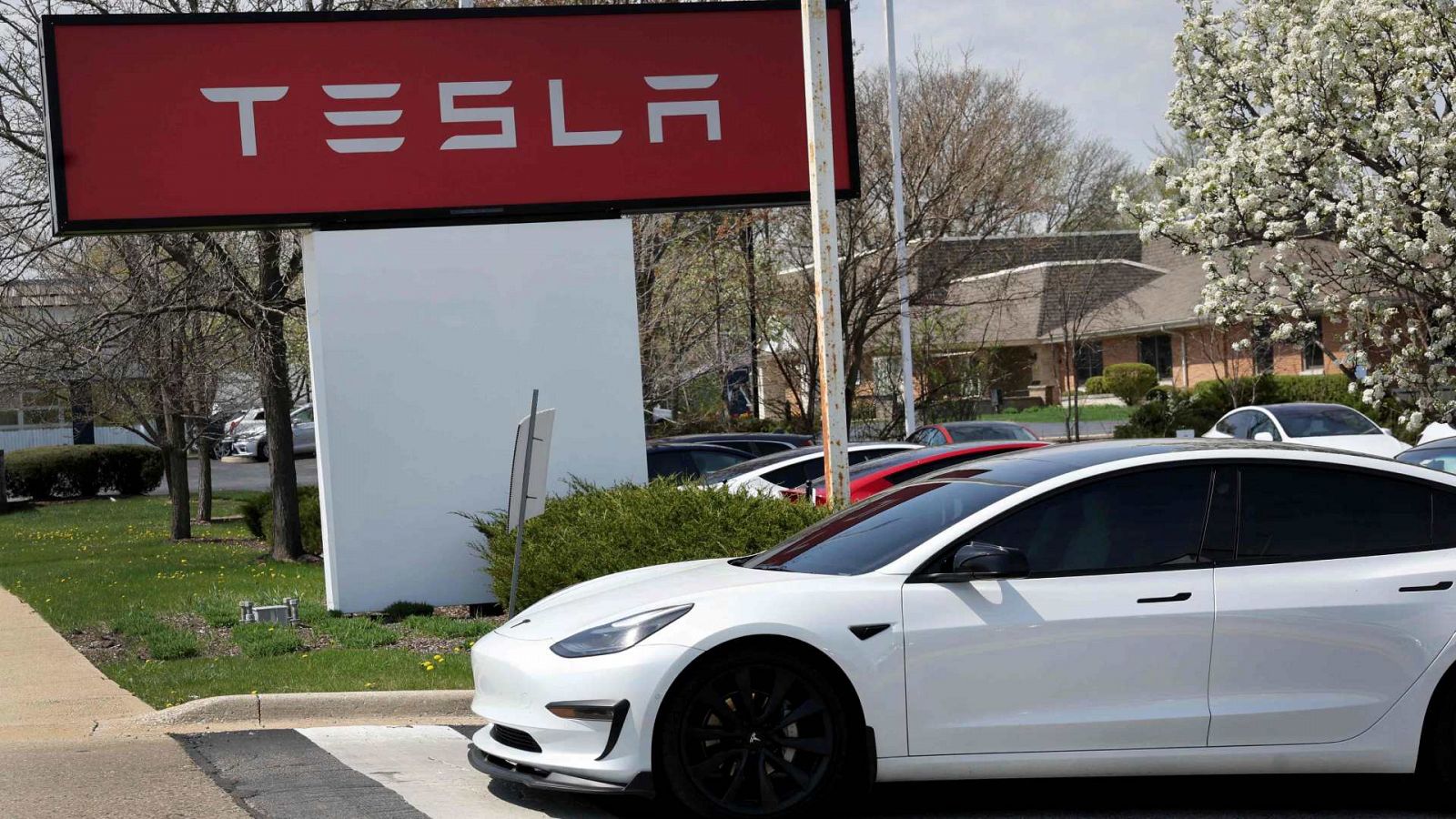 Un coche Tesla en un concesionario de la marca norteamericana