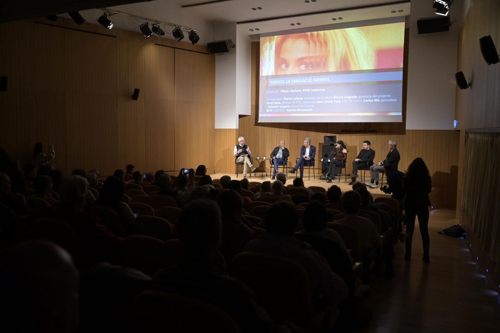 Acte de presentació de 'Terenci. La fabulación infinita' a la sala d'actes de l'Ateneu Barcelonès