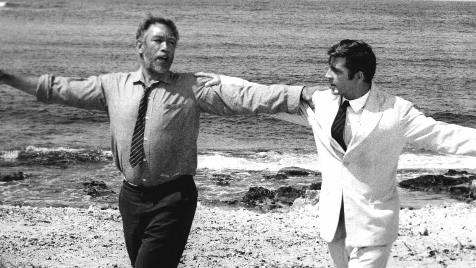 Anthony Quinn baila el hipnotizante ritmo creado por Theodorakis