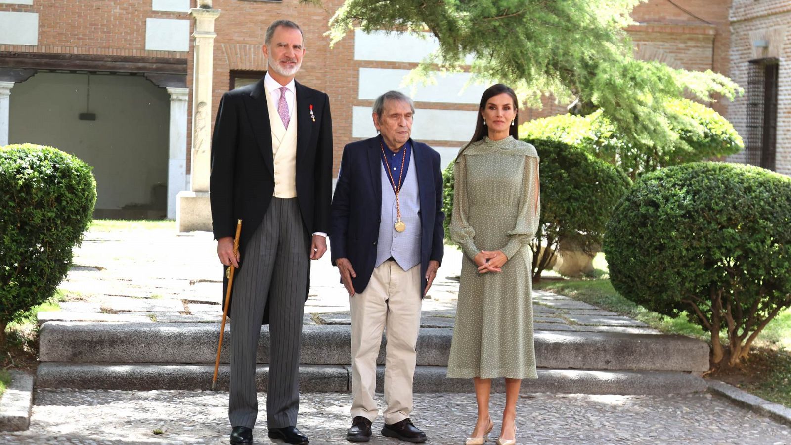 El Rey Felipe, la Reina Letizia y el escritor Rafael Cadenas a su salida del acto de entrega del Premio Cervantes 2022