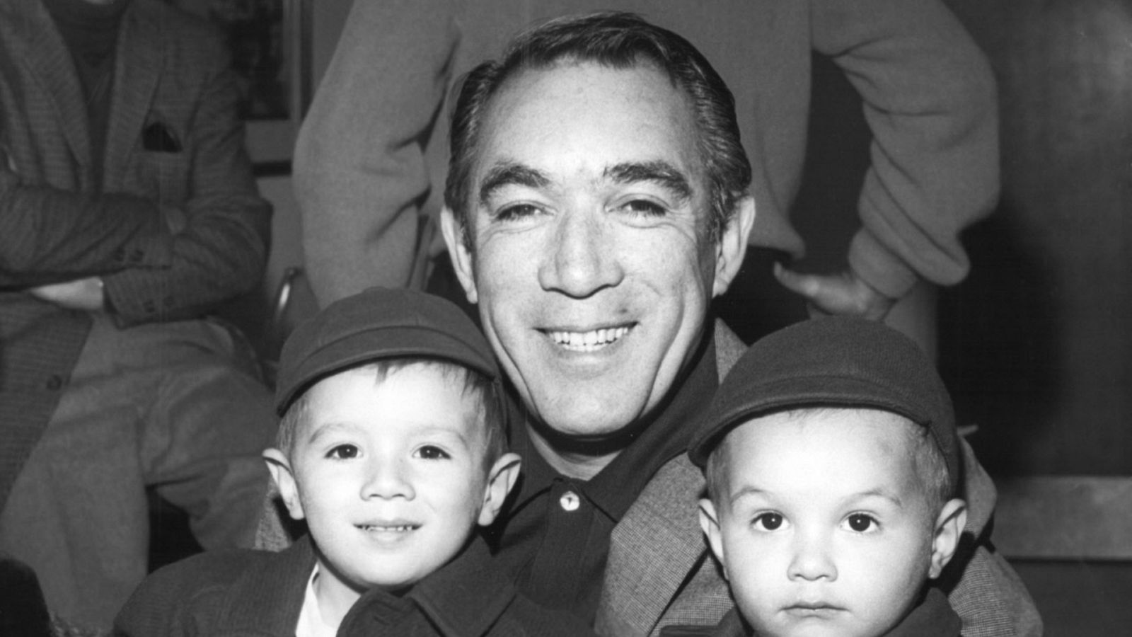 Anthony Quinn junto a dos de sus hijos